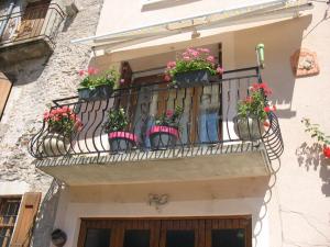 Un balcon fleuri à Laroque (52)