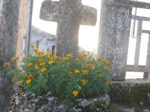 Croix en pierre de taille à Laroque (94)