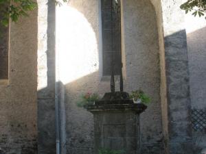 Crucifix sur la place à Laroque (102)
