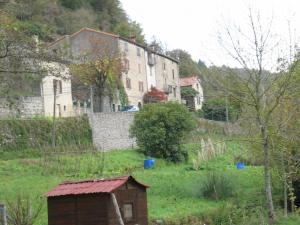 Dans le village de Laroque (28)