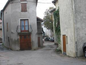 Dans le village de Laroque (63)