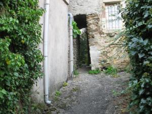 Dans le village de Laroque (65)