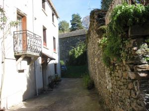 Dans le village de Laroque (69)