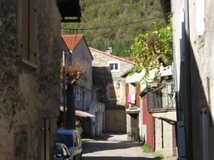 Dans le village de Laroque (71)