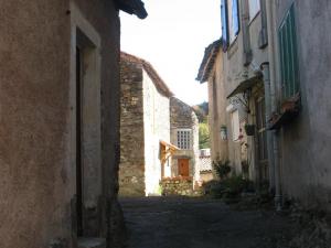 Dans le village de Laroque (72)