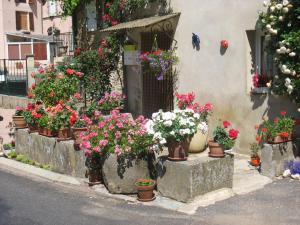 Devant de porte fleuri à Laroque (53)