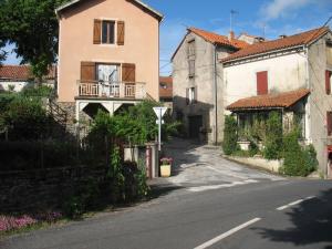 Entrée de Laroque en venant de Fayet (24)