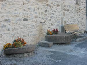 Fleurissement sur le coté de l'église à Laroque (95)