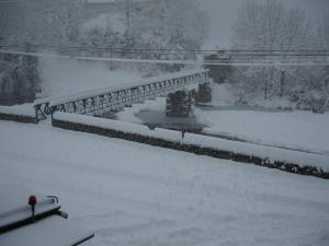 La passerelle sous la neige à Laroque (37)