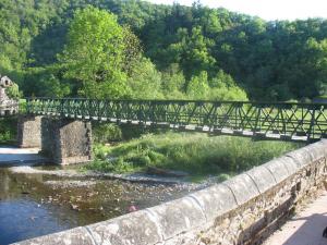 La passerelle sur la Nuéjouls à Laroque (38)