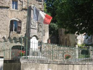Monument aux morts à Laroque (92)