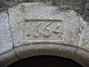 Porte datant de 1652 à Laroque (58)