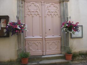Porte de l'église de Laroque (99)