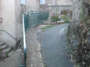 Une petite rue à Laroque (106)