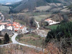 Vue générale de Laroque en 1983 (22)