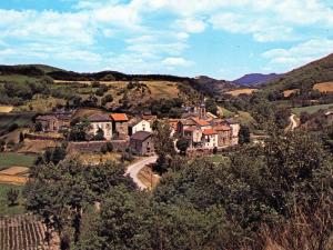 Vue générale de Laroque au mileu des années 80 (16)