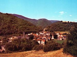 Vue générale de Laroque au mileu des années 80 (17)