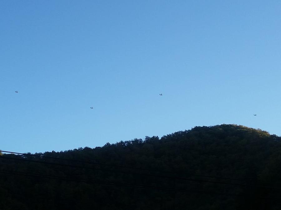 Cinq canadairs dans le ciel de Laroque (4)