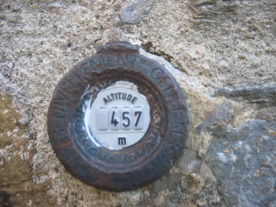 Altitude au pied du clocher à Laroque (105)