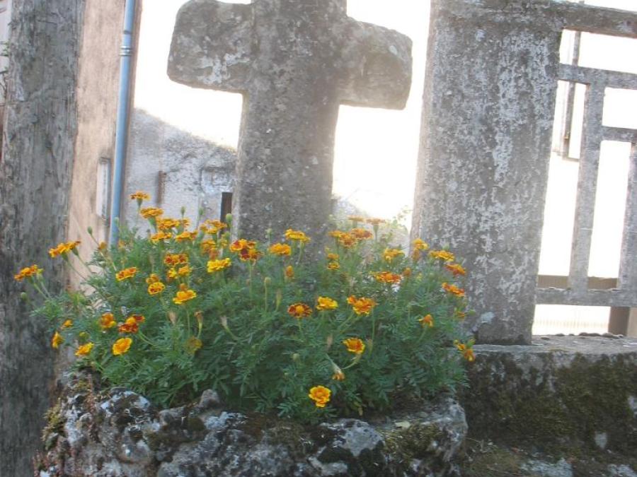 Croix en pierre de taille à Laroque (94)