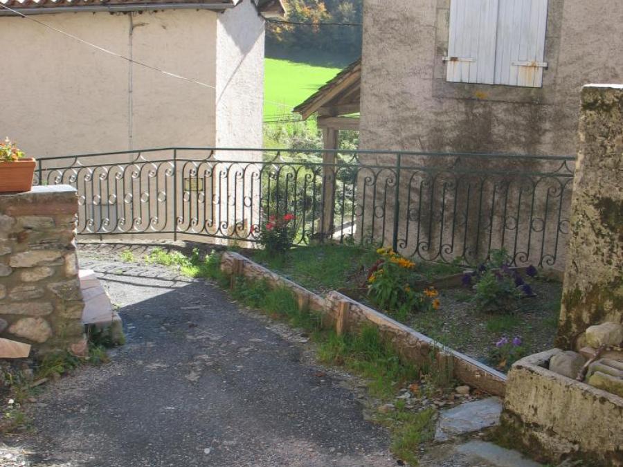 Dans le village de Laroque (73)