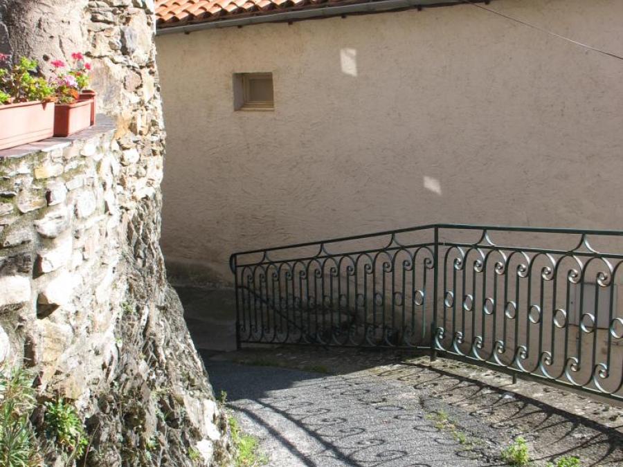 Dans le village de Laroque (75)