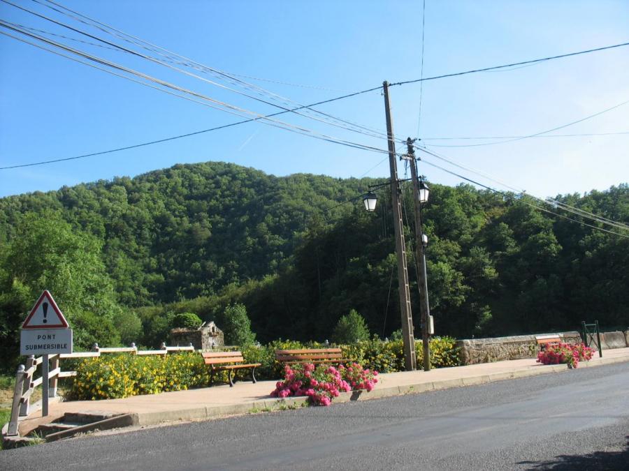 Espace détente entre la RD 902 et la Nuéjouls à Laroque (42)
