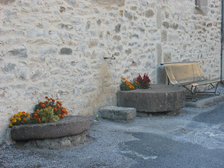 Fleurissement sur le coté de l'église à Laroque (95)