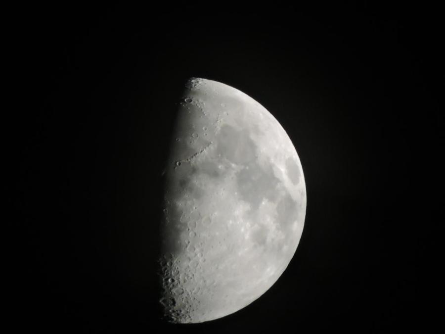 Gros plan de la Lune au-dessus de Laroque (9)