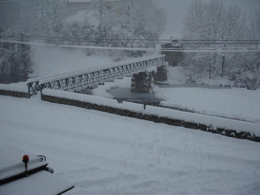 La passerelle sous la neige à Laroque (37)