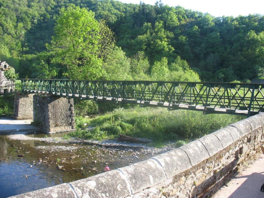 La passerelle sur la Nuéjouls à Laroque (38)