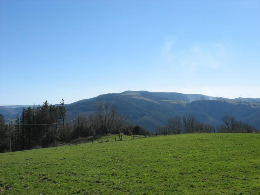 Vue des éoliennes du merdeloup depuis le pic de Roste (24)