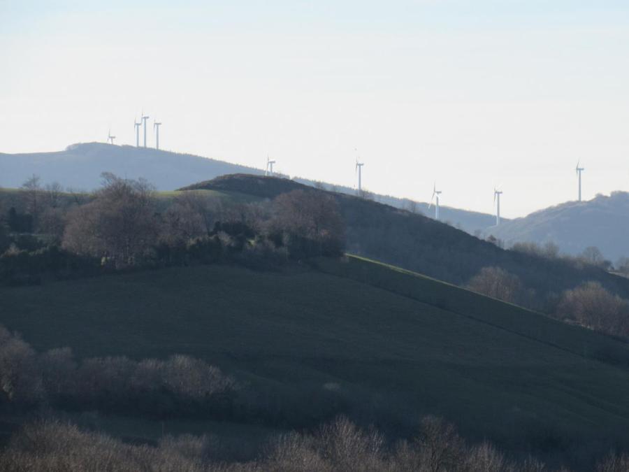Vue des éoliennes du merdeloup depuis le pic de Roste (27)