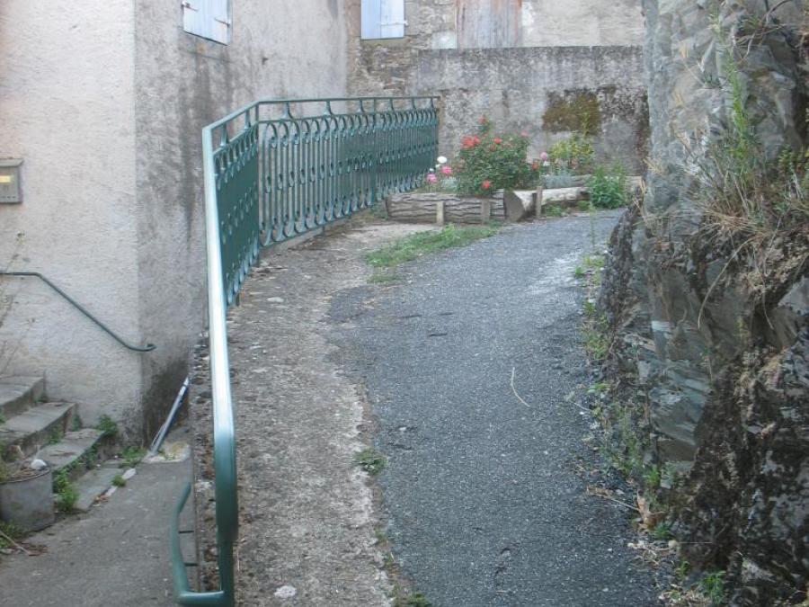 Une petite rue à Laroque (106)